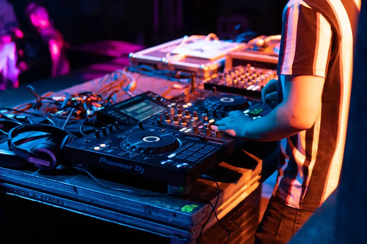Zdjęcie Ile zarabia DJ w klubie? Zaskakujące różnice w wynagrodzeniu!