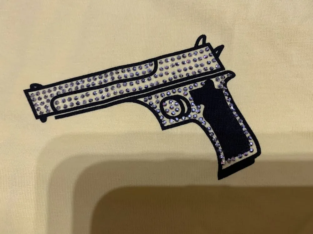 Zdjęcie Pokaz co tam masz pod bluzką - co naprawdę oznacza ta fraza w Pistolet?