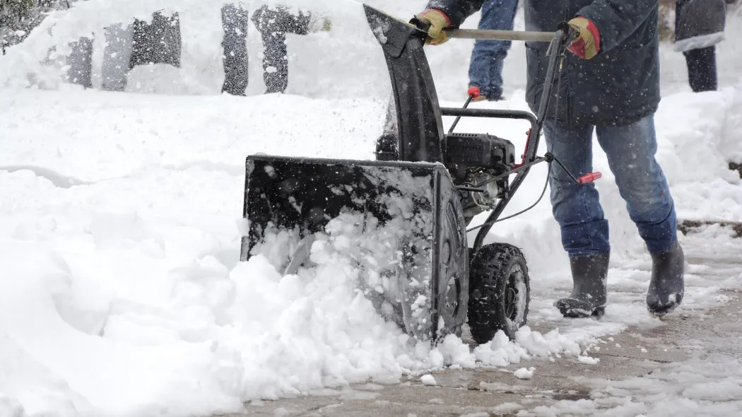 Zdjęcie Kto odśnieża chodnik przy posesji? Sprawdź swoje obowiązki i kary