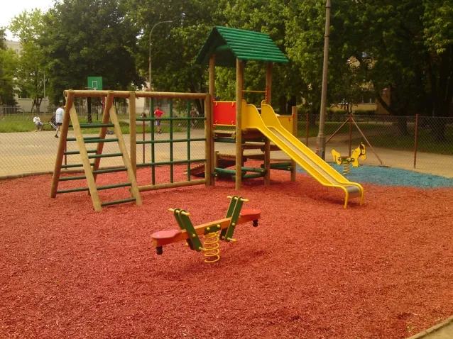 Zdjęcie O ile większa jest powierzchnia placu zabaw dla dzieci szkolnych?
