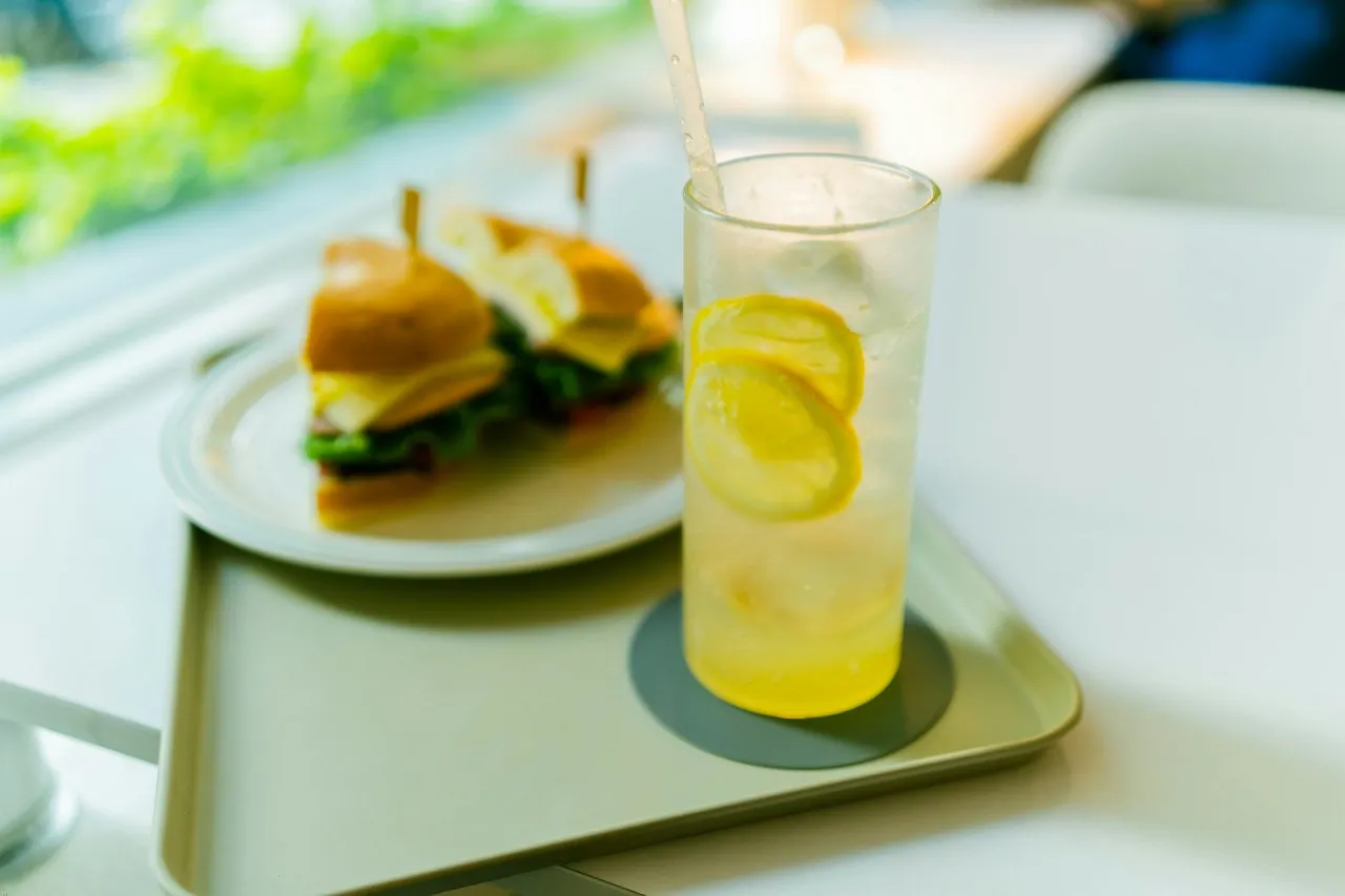 Zdjęcie Lemoniada jak z restauracji – idealny przepis na orzeźwienie w domu
