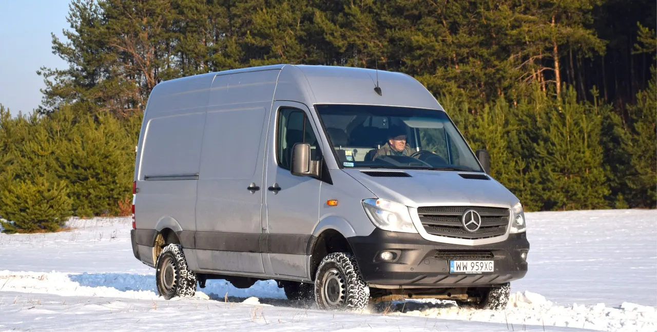 Zdjęcie Mercedes-Benz Sprinter 4x4: Niezawodny wybór do transportu w trudnych warunkach