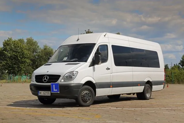 Zdjęcie Jakie prawo jazdy potrzebne na bus na 12 osób? Sprawdź wymagania