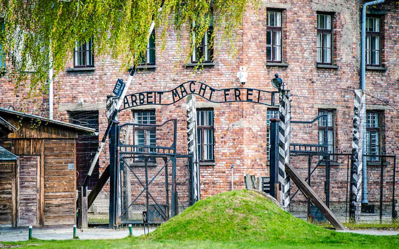 Zdjęcie Czy do Auschwitz można wejść z psem? Sprawdź zakazy i zasady