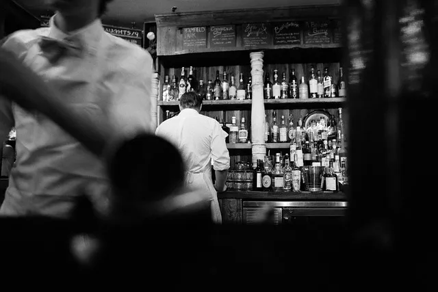 Zdjęcie Ile zarabia barman w Anglii? Zaskakujące różnice w wynagrodzeniu