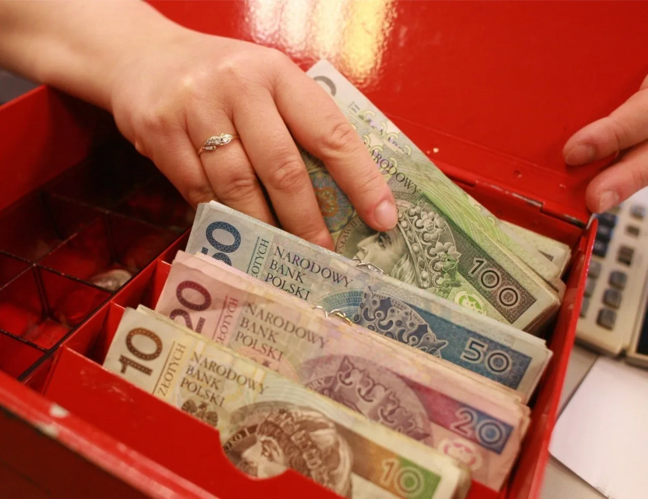 Zdjęcie Jaka jest stawka godzinowa na umowę o pracę? Sprawdź, ile stracisz!