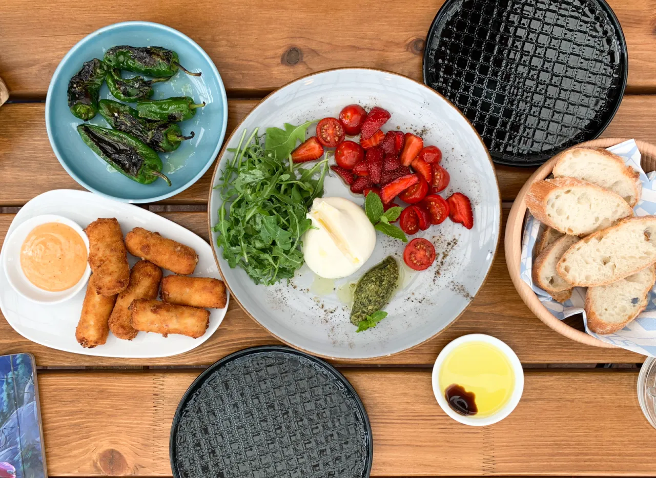 Zdjęcie Gdzie zjeść w Dębkach? Odkryj najlepsze restauracje i dania