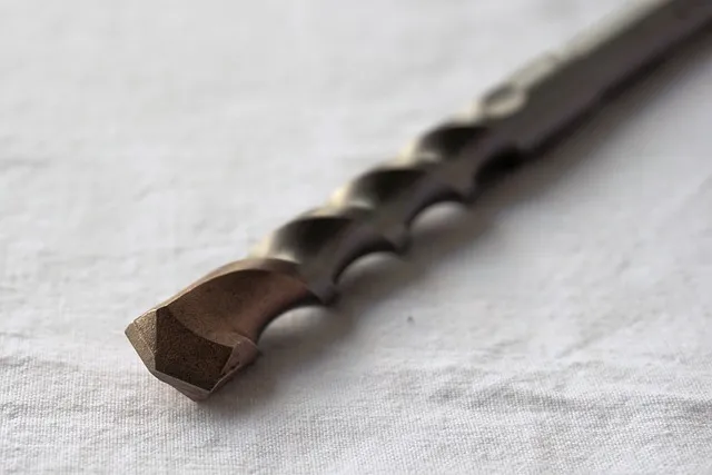 Zdjęcie Jak włożyć wiertło do wiertarki? Prosty poradnik krok po kroku