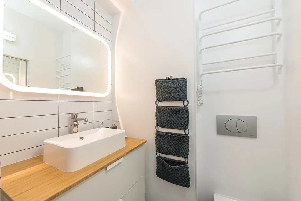 Zdjęcie Jak urządzić małą łazienkę pod schodami: sprytne pomysły i rozwiązania