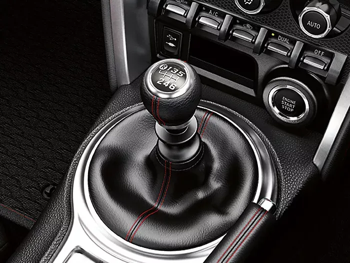 Zdjęcie Kiedy zmieniać biegi w samochodzie, aby uniknąć zniszczenia silnika