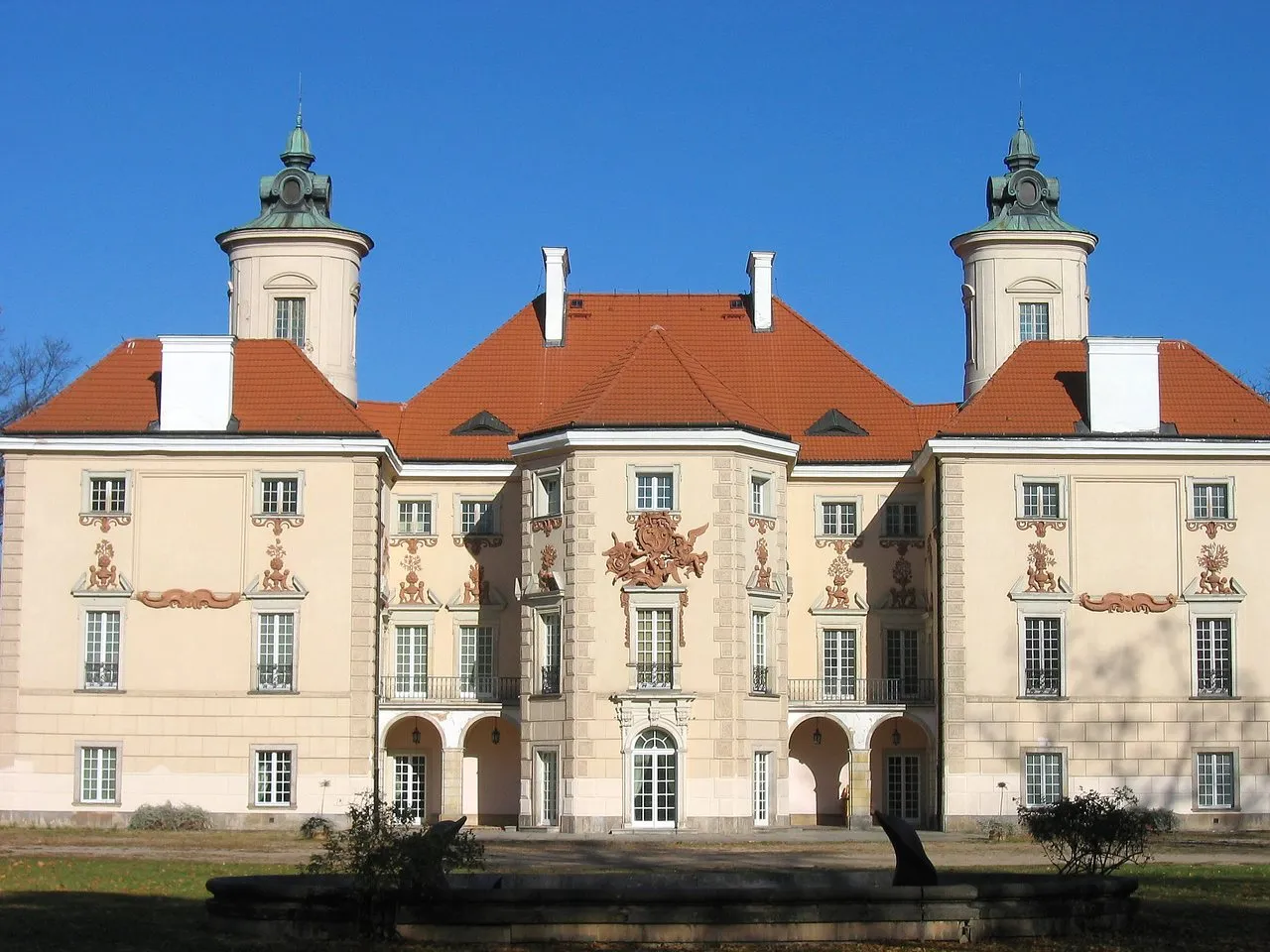 Zdjęcie Pałac w Luszynie: Fascynująca historia i tajemnice architektury