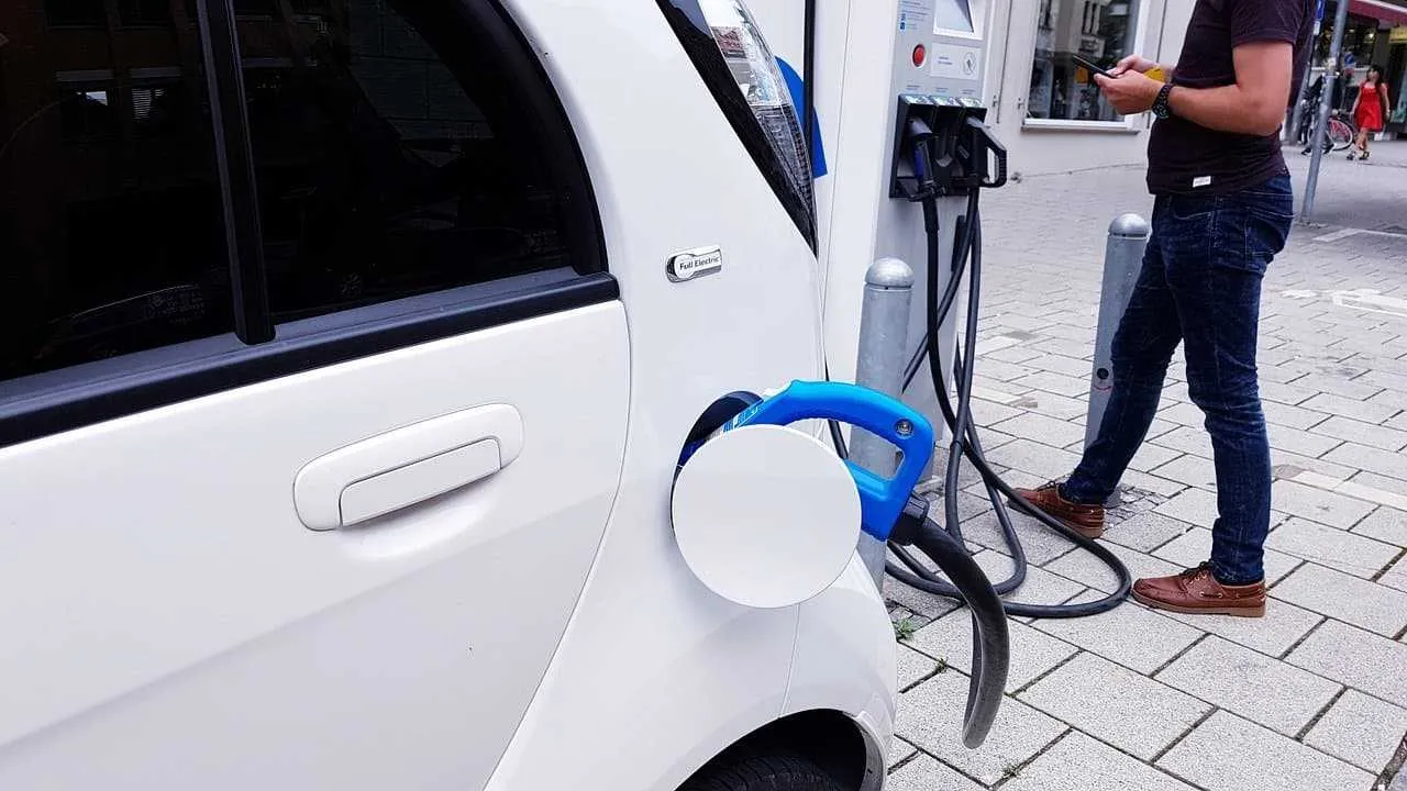 Zdjęcie Ile kosztuje ubezpieczenie samochodu elektrycznego? Poznaj zaskakujące ceny