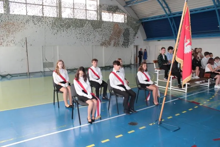 Zdjęcie Ile waży sztandar szkolny? Zaskakujące różnice w wagach flag szkolnych