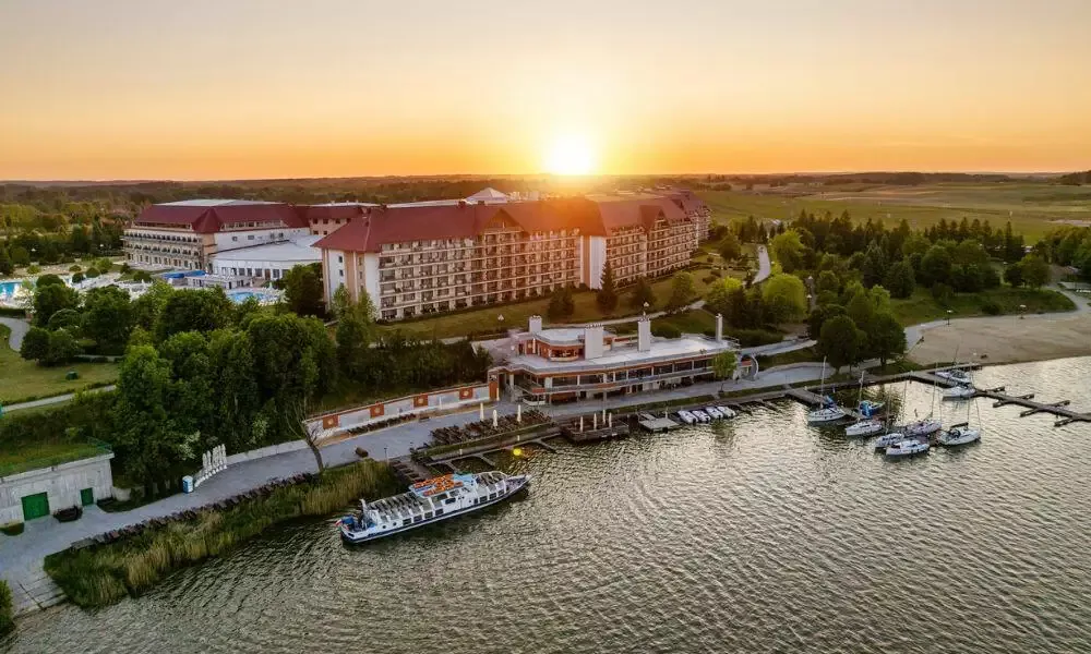 Zdjęcie Historia hotelu Gołębiewski w Mikołajkach: Kiedy powstał i co oferuje?