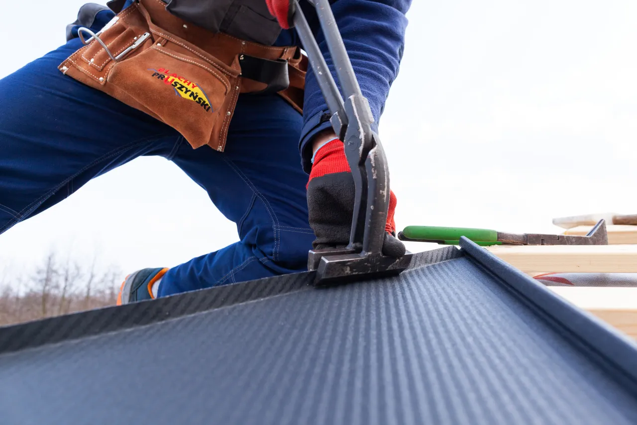 Zdjęcie Ile kosztuje dekarz? Stawki godzinowe i za m² 2024