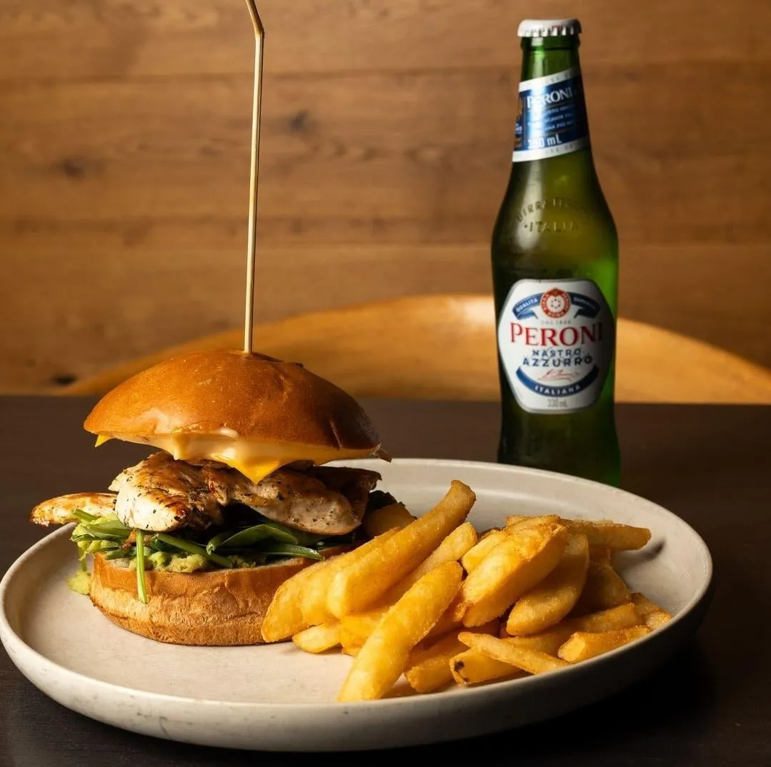Zdjęcie Ile kcal ma burger z kurczakiem? Zaskakujące różnice w kaloriach!