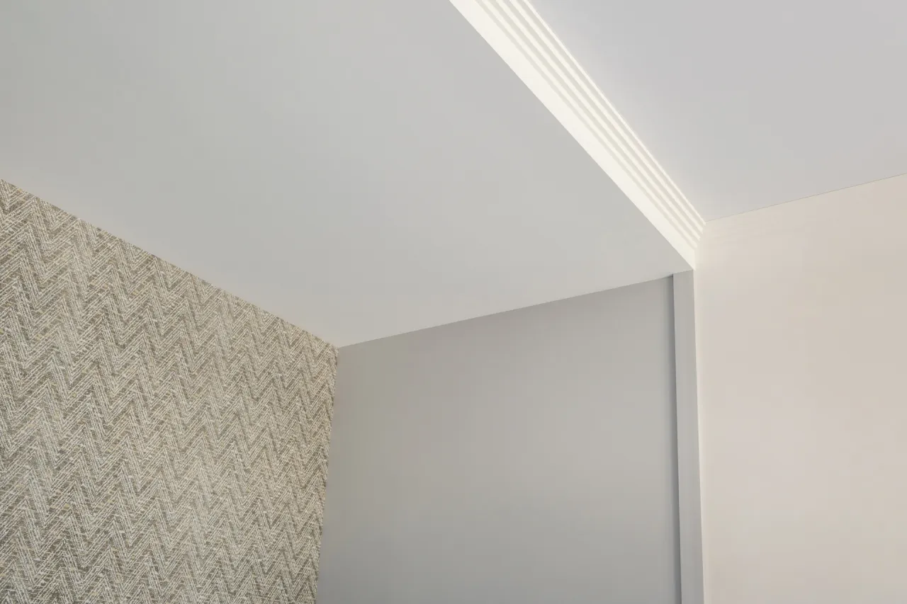 Zdjęcie Jak skutecznie przykleić listwy styropianowe do sufitu - porady