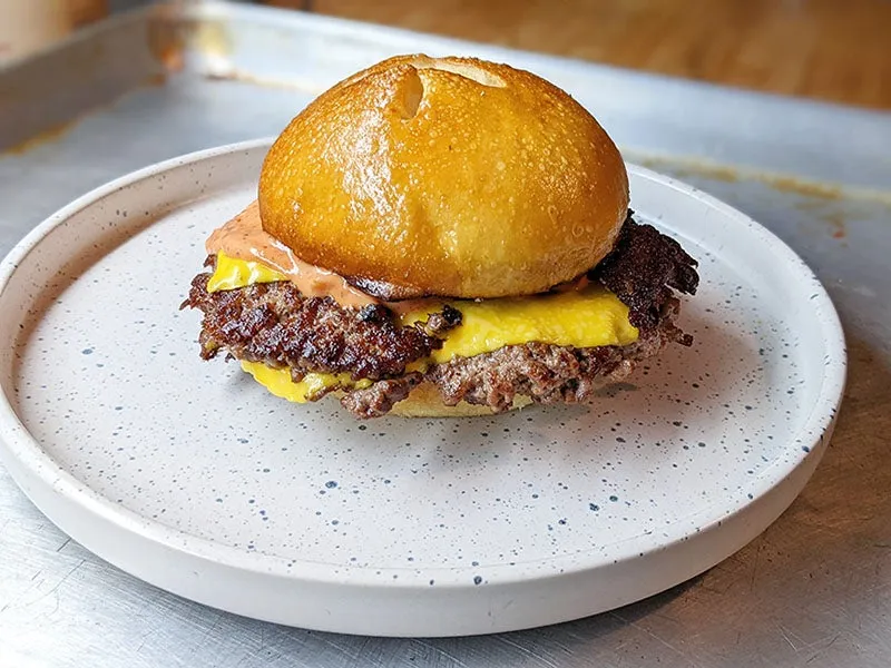 Zdjęcie R&eacute;ussir son Smash Burger Maison : Cro&ucirc;te parfaite &amp; viande juteuse