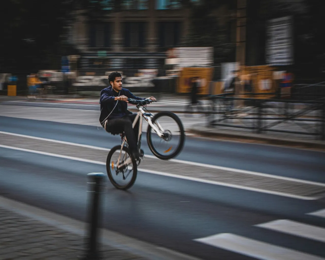 Zdjęcie Czy rower MTB nadaje się na asfalt? Odkryj wady i zalety jazdy