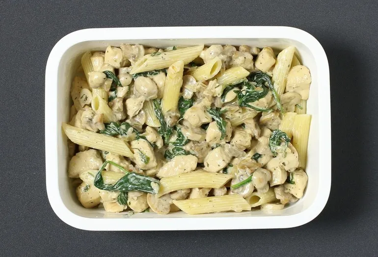 Zdjęcie Pyszny makaron penne z kurczakiem i pieczarkami w sosie śmietanowym