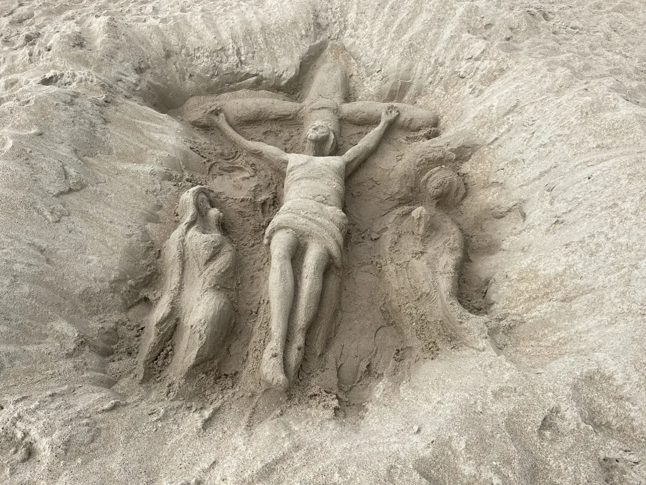 Zdjęcie Niezwykłe rzeźby z piasku na plaży, które zachwycają turystów