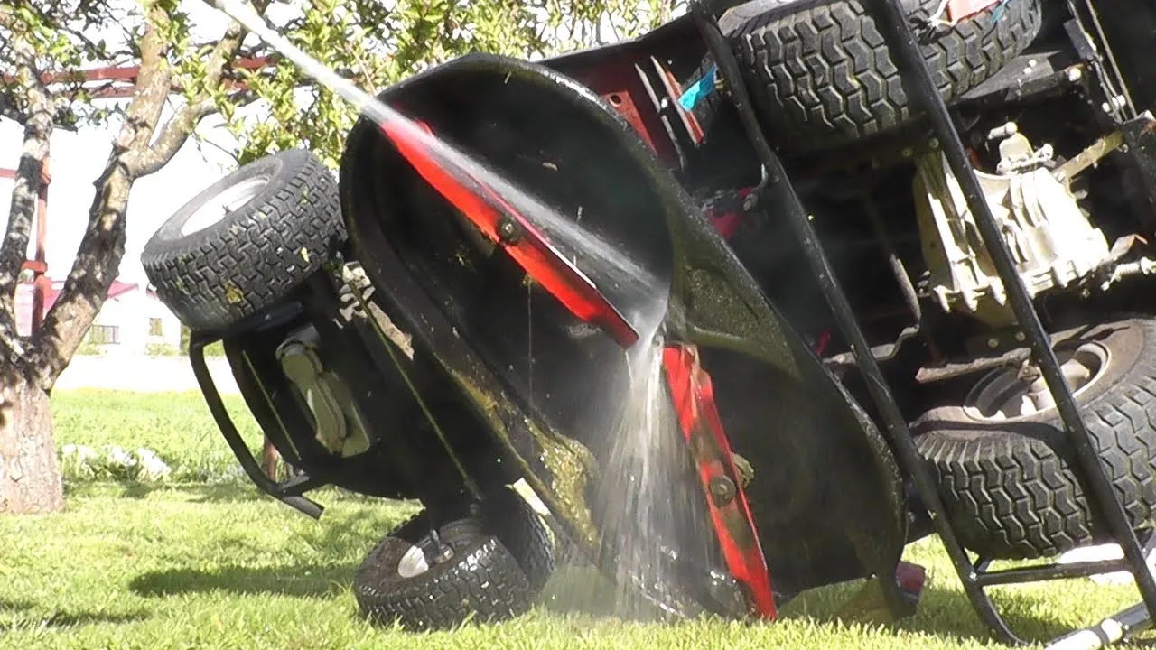 Zdjęcie Jak czyścić kosisko w traktorku, aby uniknąć kosztownych napraw