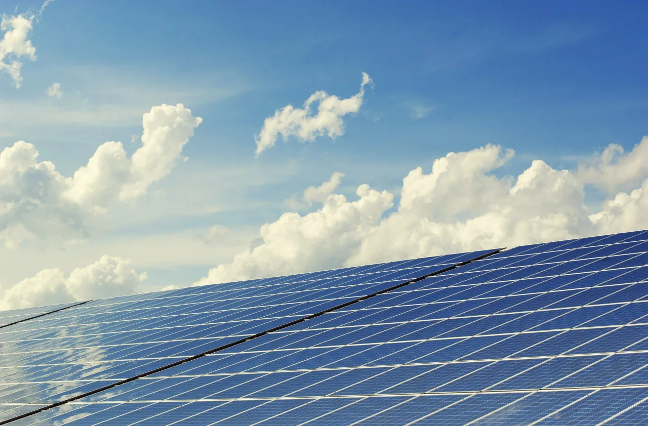 Zdjęcie Prix panneaux photovoltaïques au m2 : Évitez les coûts cachés et investissez judicieusement