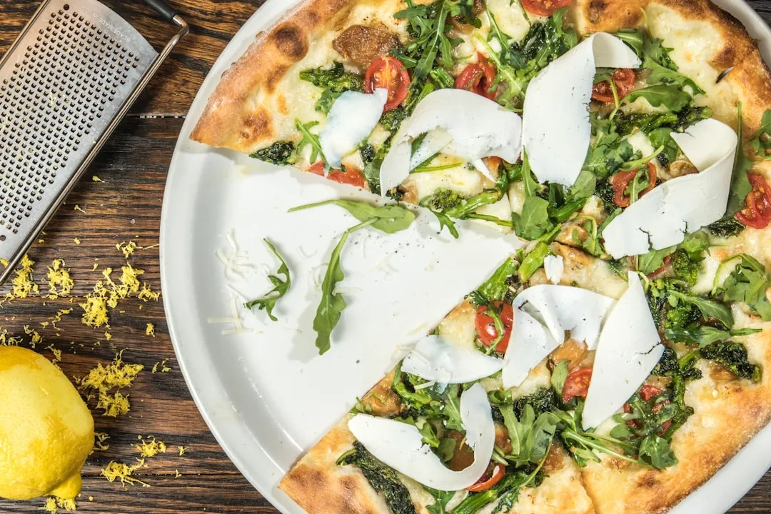 Zdjęcie Ile kawałków ma pizza 32 cm? Poznaj najlepsze opcje krojenia