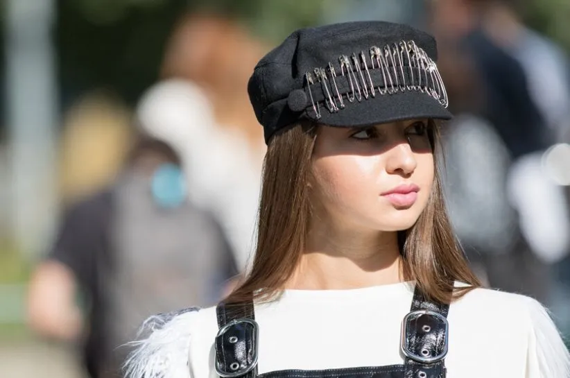 Zdjęcie Jak modnie nosić kaszkiet damski? Stylizacje i porady modowe