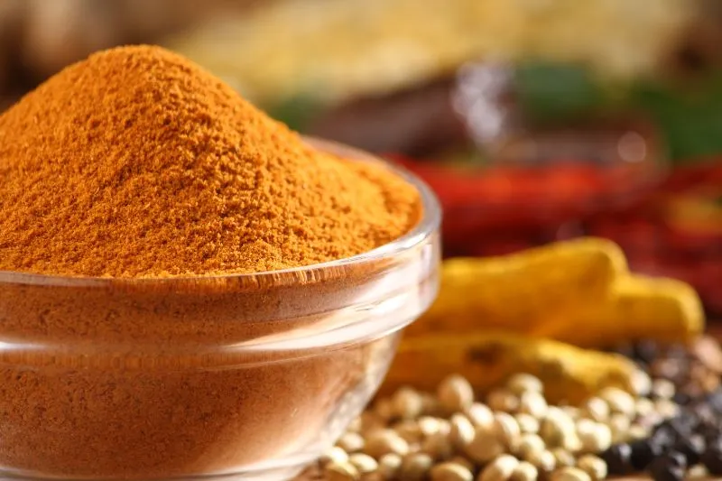 Zdjęcie Kurkuma czy curry: odkryj ich różnice i zdrowotne korzyści