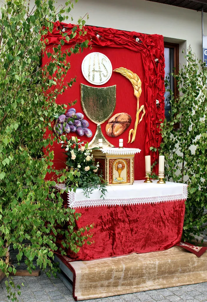 Zdjęcie Ile świec na ołtarzu jest potrzebnych? Tradycje i symbolika w liturgii