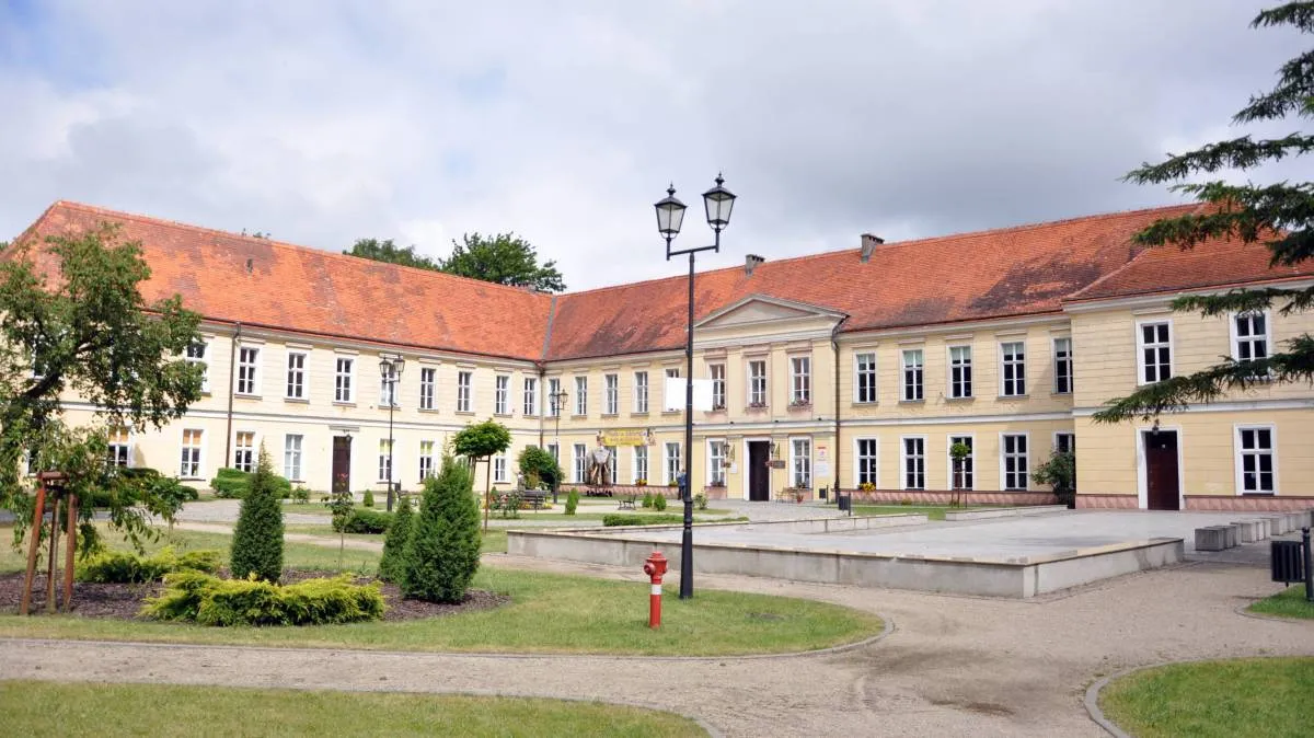 Zdjęcie Pałac w Trzebiatowie: Historia, architektura i kulturalne skarby