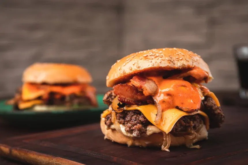Zdjęcie Co to smash burger? Odkryj smak i technikę przygotowania idealnego burgera