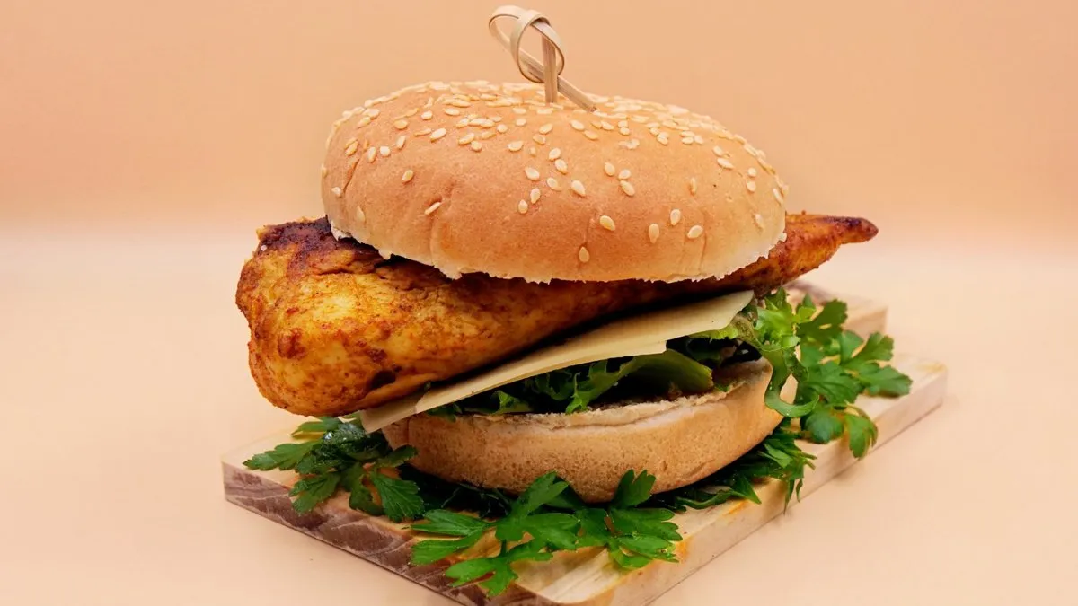 Zdjęcie Jak usmażyć burgera, aby był soczysty i pełen smaku? Sprawdź proste triki