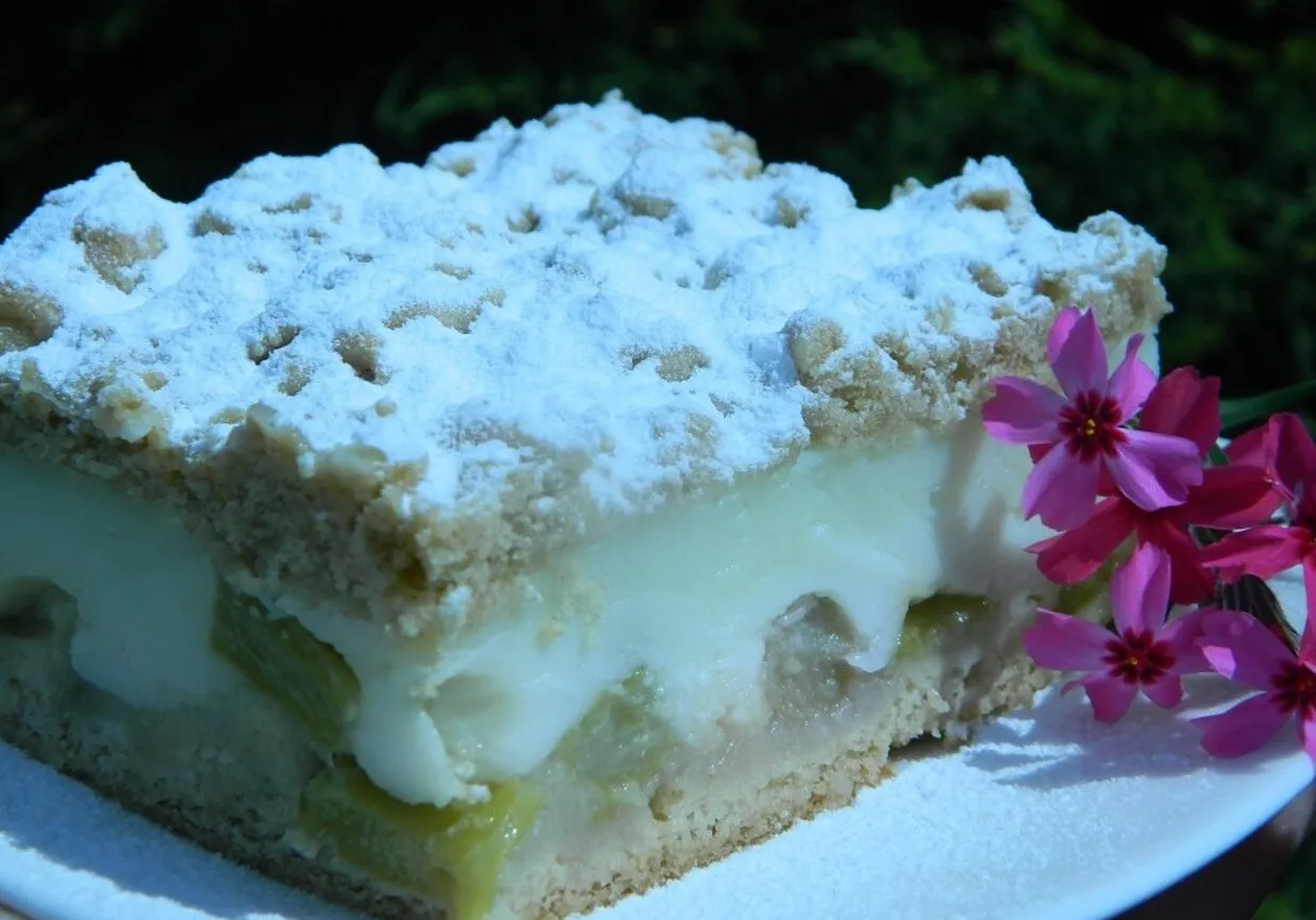 Zdjęcie Pyszne ciasto budyniowe z rabarbarem - prosty przepis krok po kroku