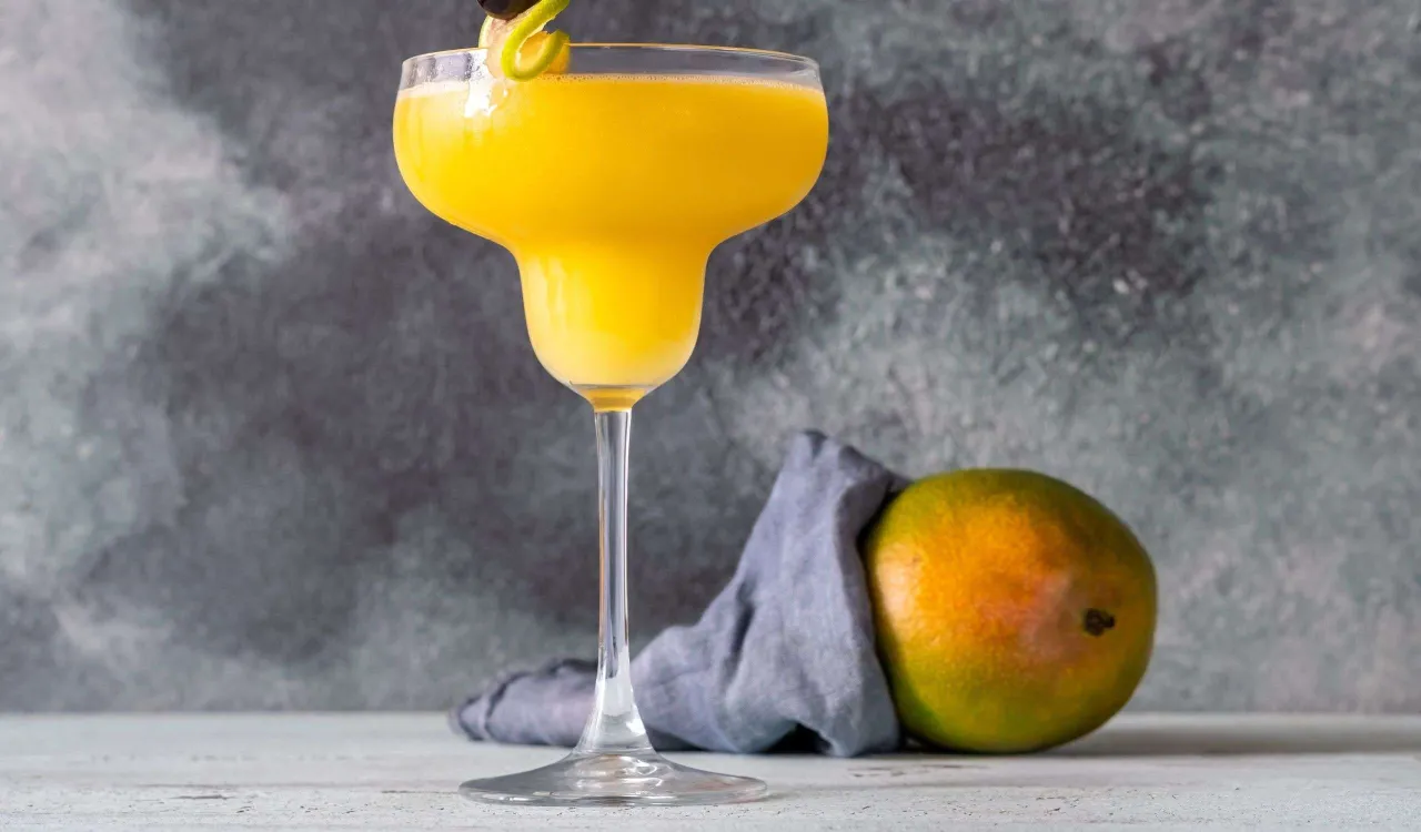 Zdjęcie Orzeźwiające drinki z mango i rumem - proste przepisy na lato