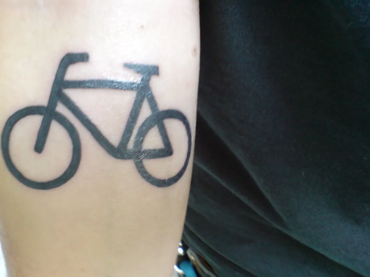Zdjęcie Tatuaż rower znaczenie: odkryj głębokie symbole i emocje związane
