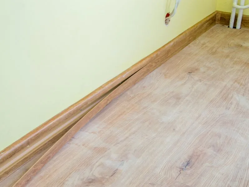 Zdjęcie Jak zamontować listwy przy schodach: Prosty poradnik krok po kroku