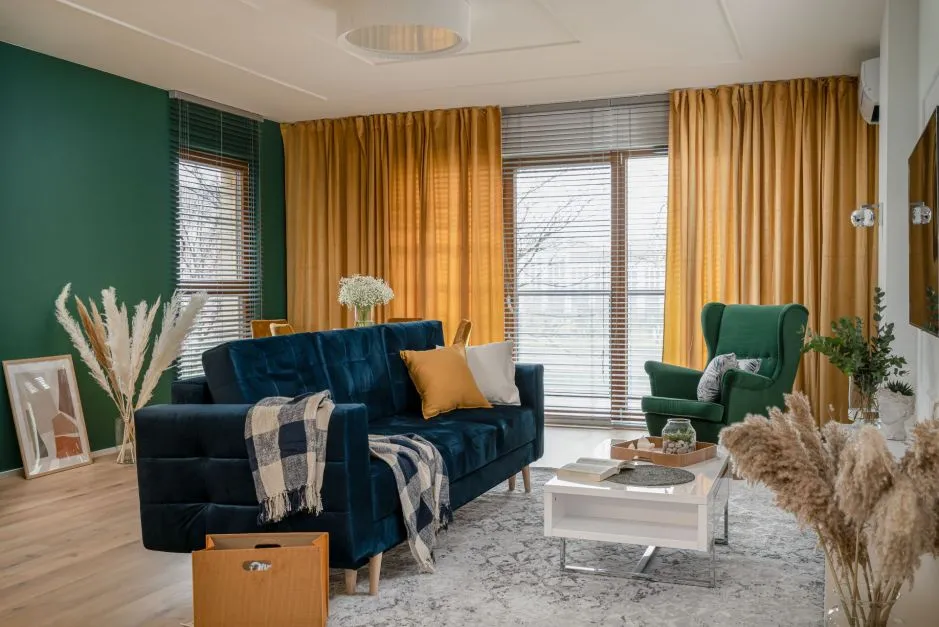 Zdjęcie Jakie dodatki do zielonej sofy w salonie? 10 stylowych pomysłów