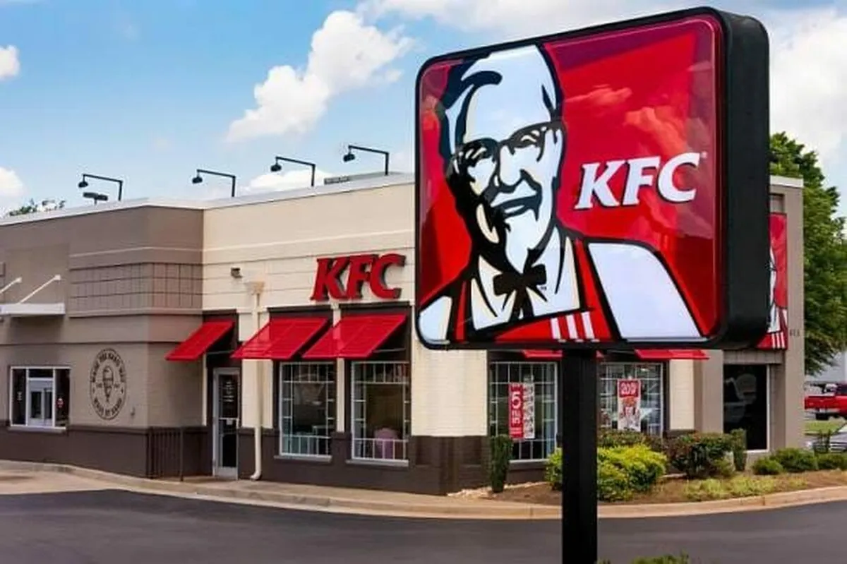 Zdjęcie Co znaczy skrót KFC? Odkryj pełną nazwę i historię marki