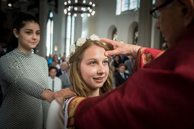 Zdjęcie Czy bierzmowanie jest w 8 klasie? Poznaj ważne szczegóły i terminy