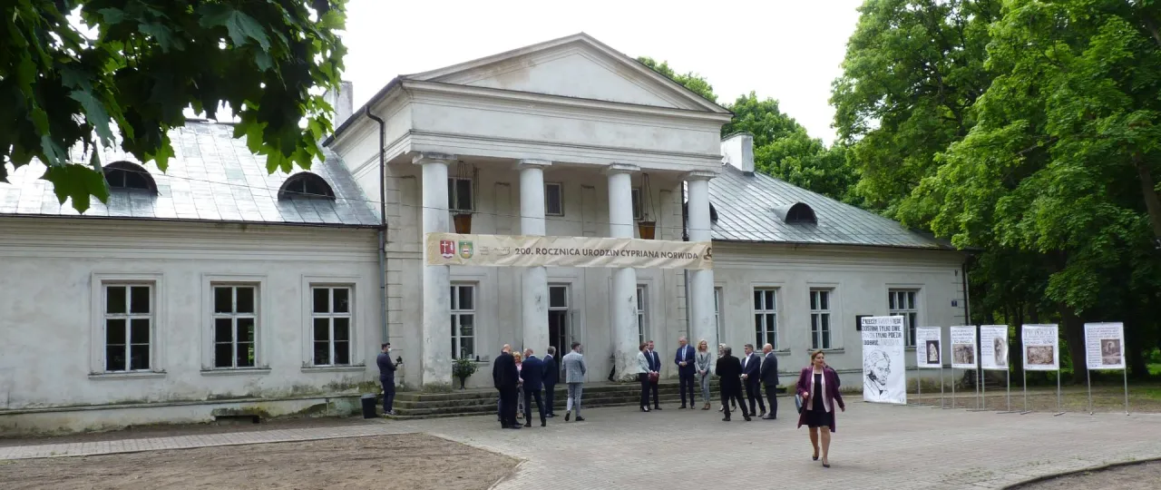 Zdjęcie Pałac w Dębinkach: Historia, związek z Norwidem i aktualny stan muzeum