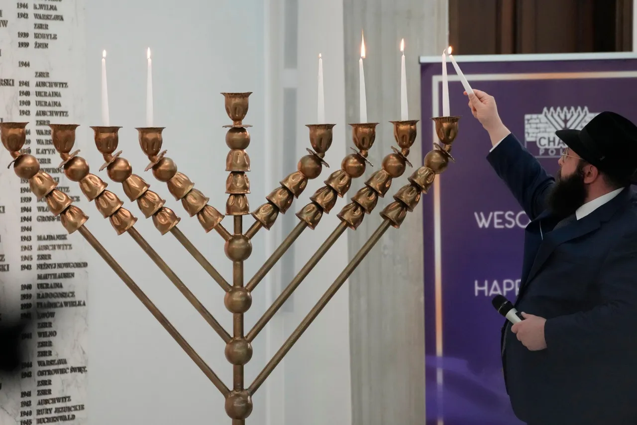 Zdjęcie Dlaczego świece chanukowe w sejmie? Symbolika i znaczenie w Polsce