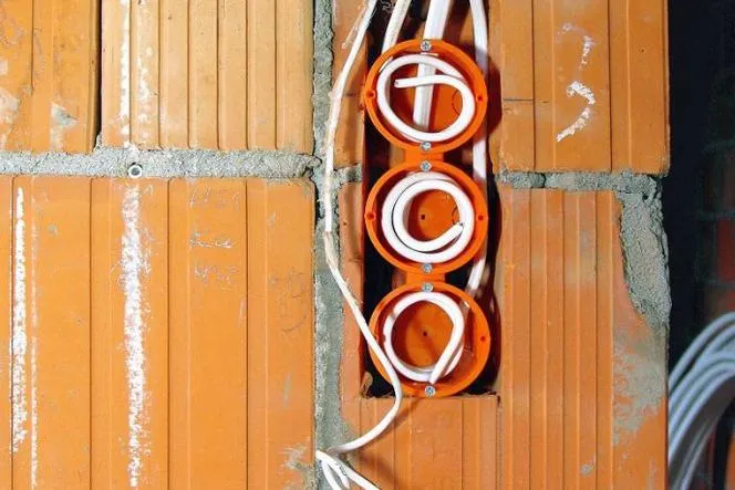 Zdjęcie Osadzenie Puszki Elektrycznej: Jakie Są Koszty? Bezpieczny Dom
