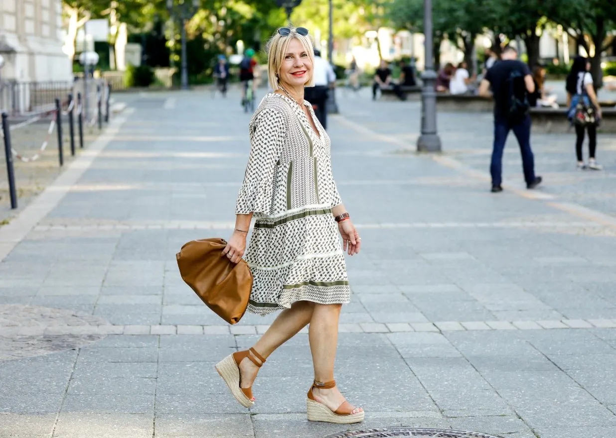Zdjęcie Stylizacje espadryli na koturnie - jak je nosić i jakie dodatki wybrać