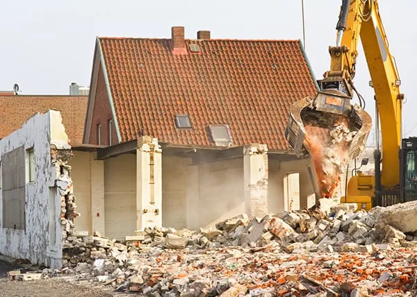 Zdjęcie Ile kosztuje rozbiórka budynku? Poznaj ukryte wydatki i oszczędności