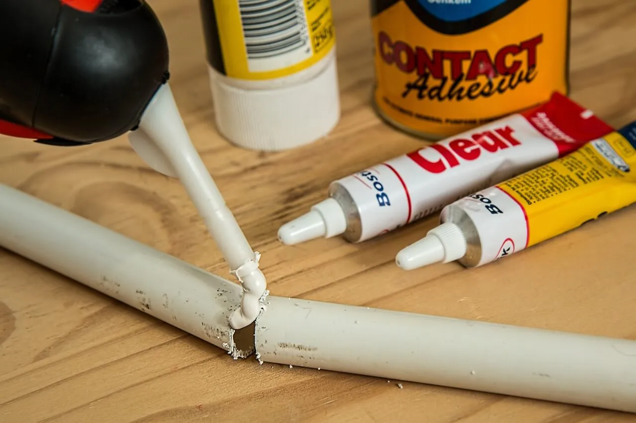 Zdjęcie Skuteczne sposoby na usunięcie kleju super glue z mebli bez szkód