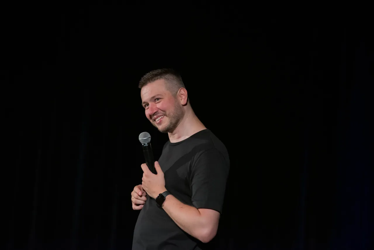 Zdjęcie Mateusz Socha stand up: najlepsze występy i sekrety jego sukcesu