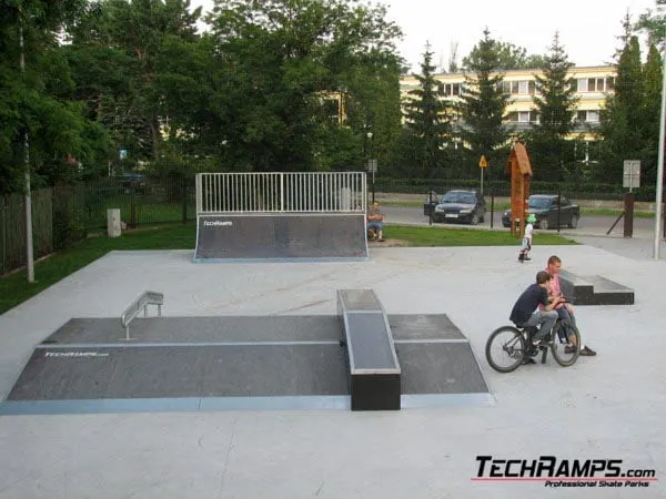 Zdjęcie Skatepark Otwock - idealne miejsce do jazdy na deskorolce i hulajnodze