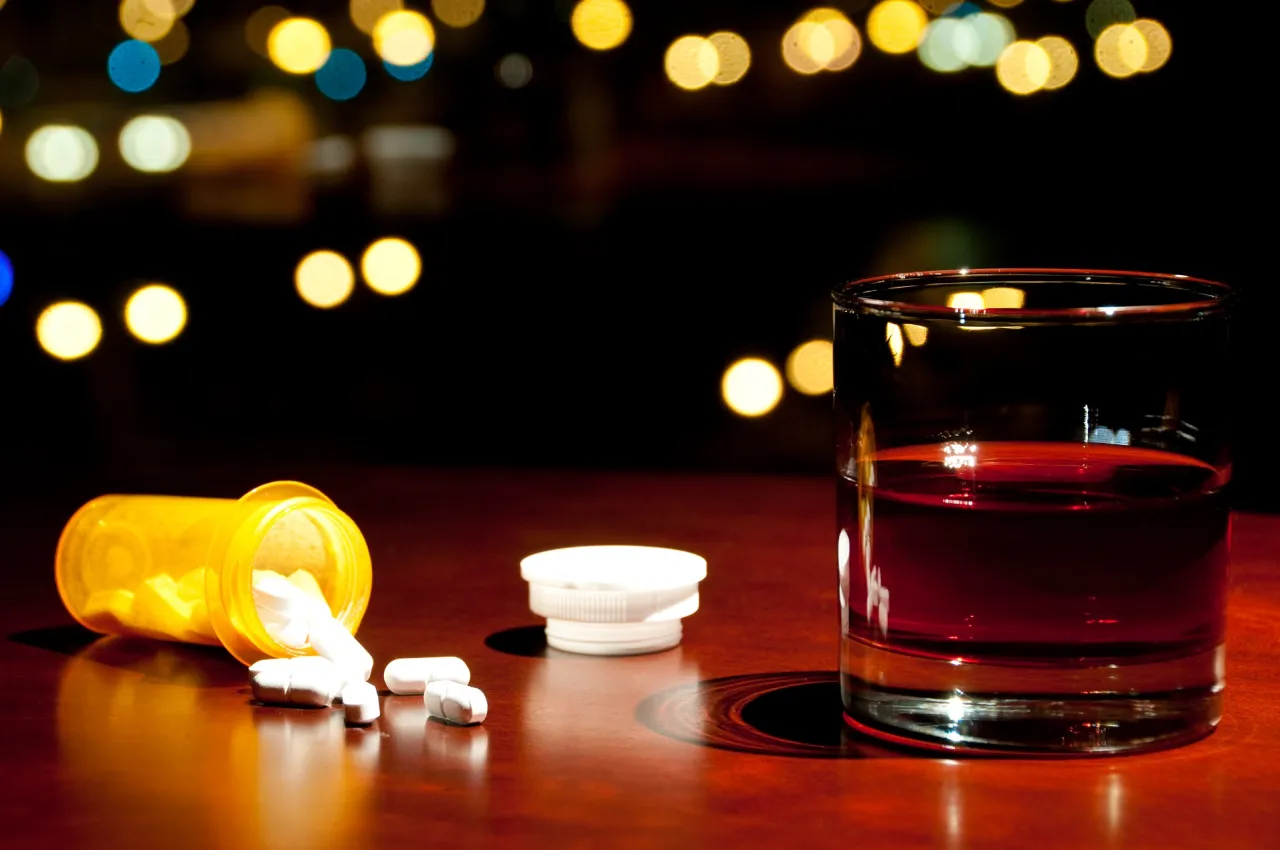 Zdjęcie Ketonal z alkoholem - dlaczego to niebezpieczne połączenie dla zdrowia
